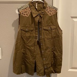 Womens Gimmicks sleeveless button up top